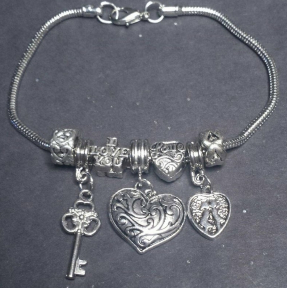 New Silver hearts charm bracelet